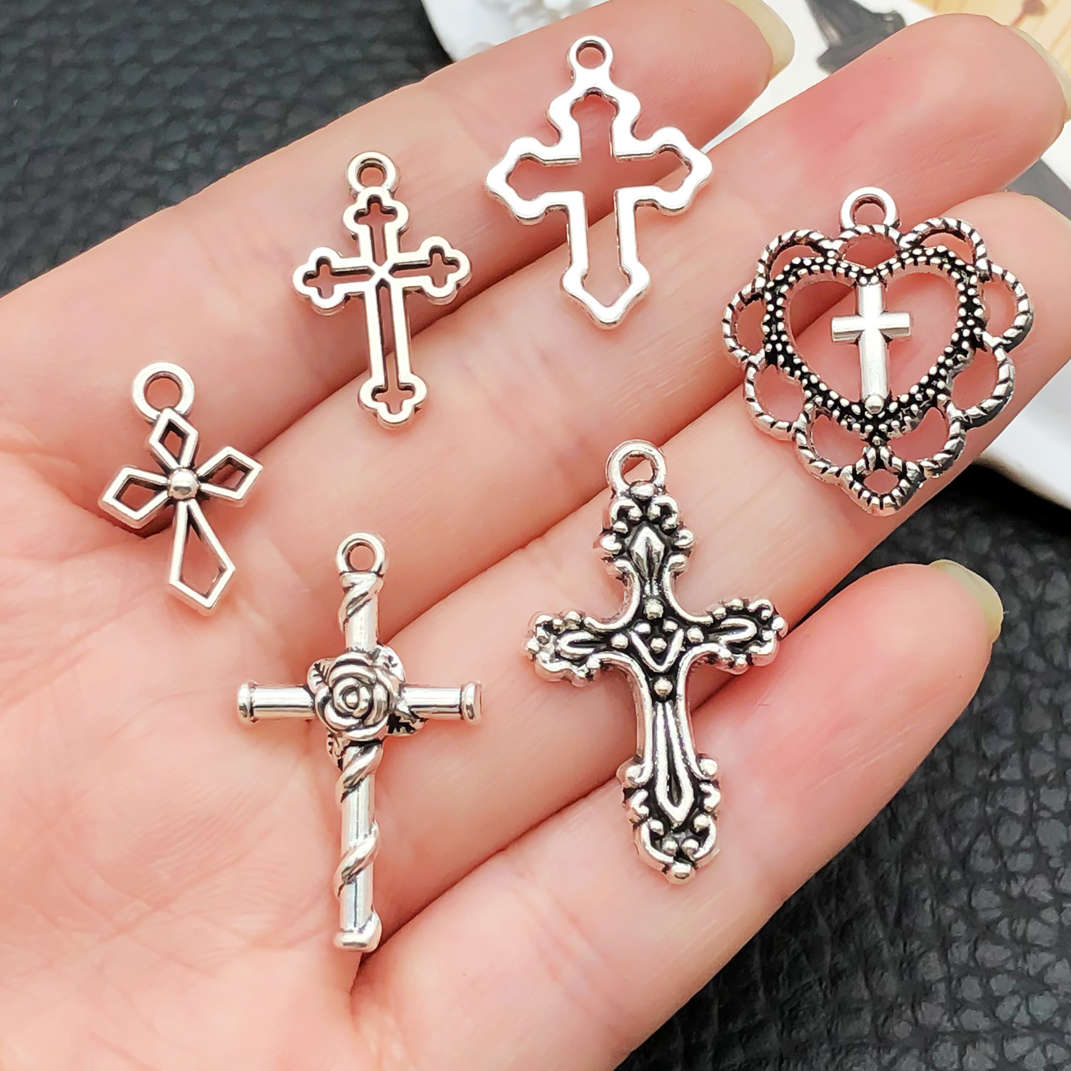 52 قطعة من المعلقات المتقاطعة  - مراجعة Jewelry Making Online وسعره