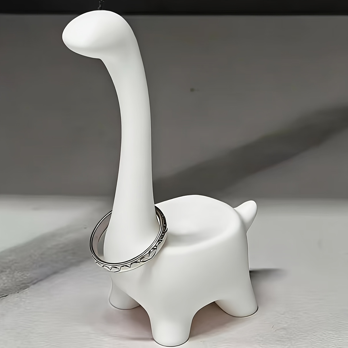 قطعتان من حامل الخواتم البسيط  - مراجعة Jewelry Making Desk وسعره